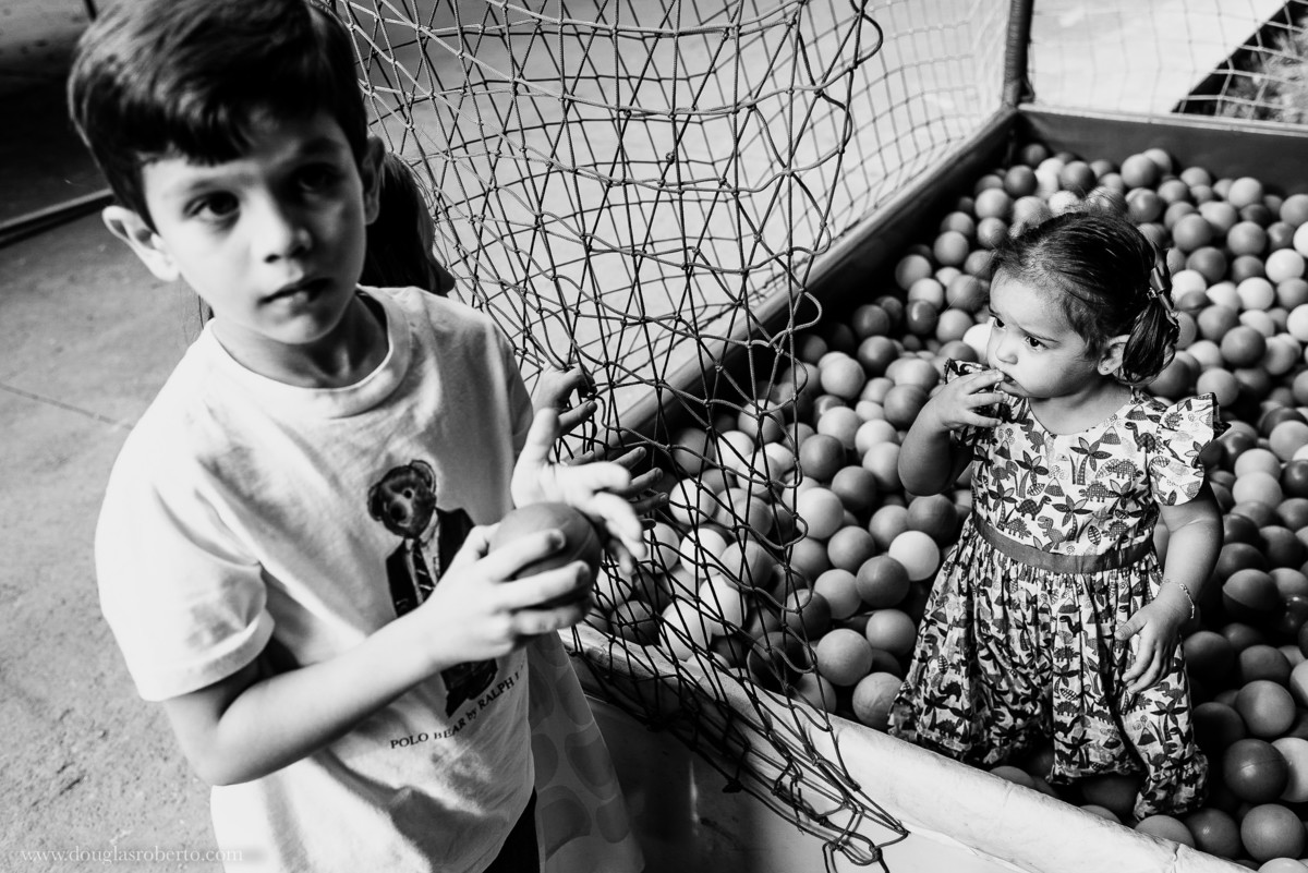 menina brincando na piscina a de bolinha