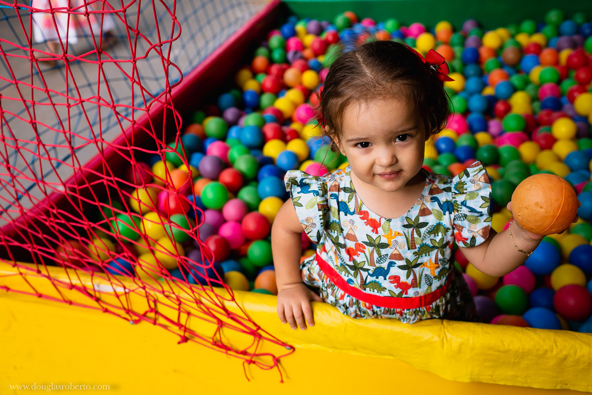 menina brincando na piscina a de bolinha