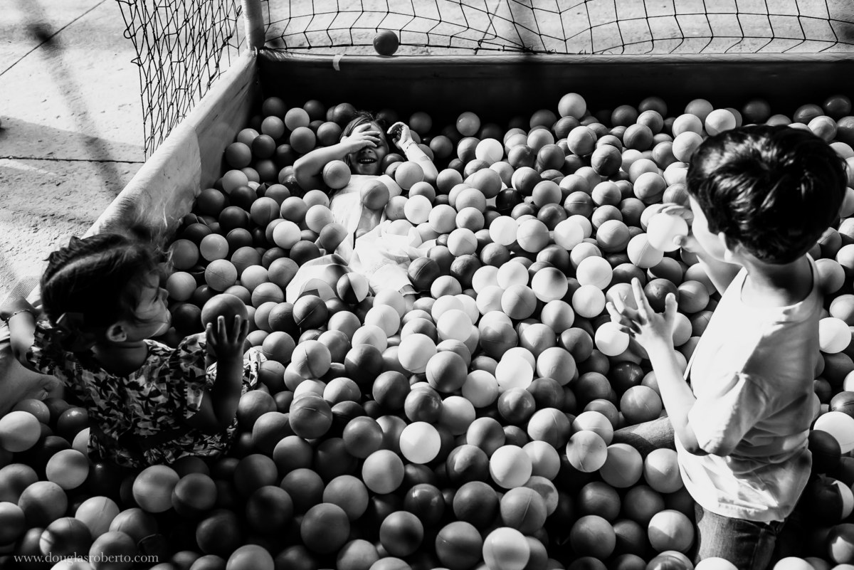 menina brincando na piscina a de bolinha