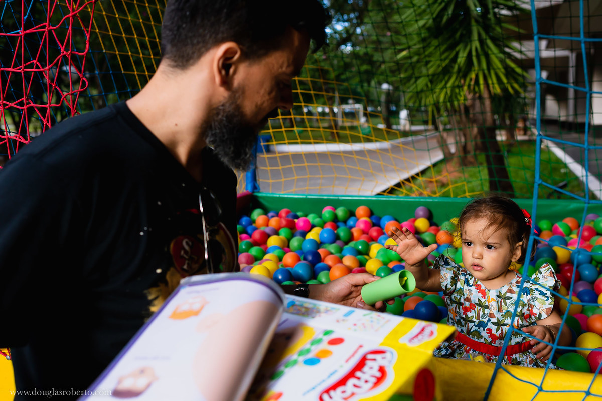 menina brincando na piscina a de bolinha