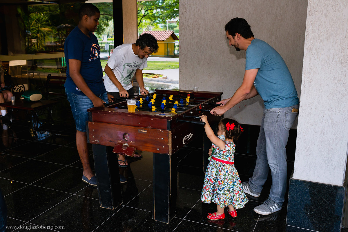 pai brincando com a filha no toto 