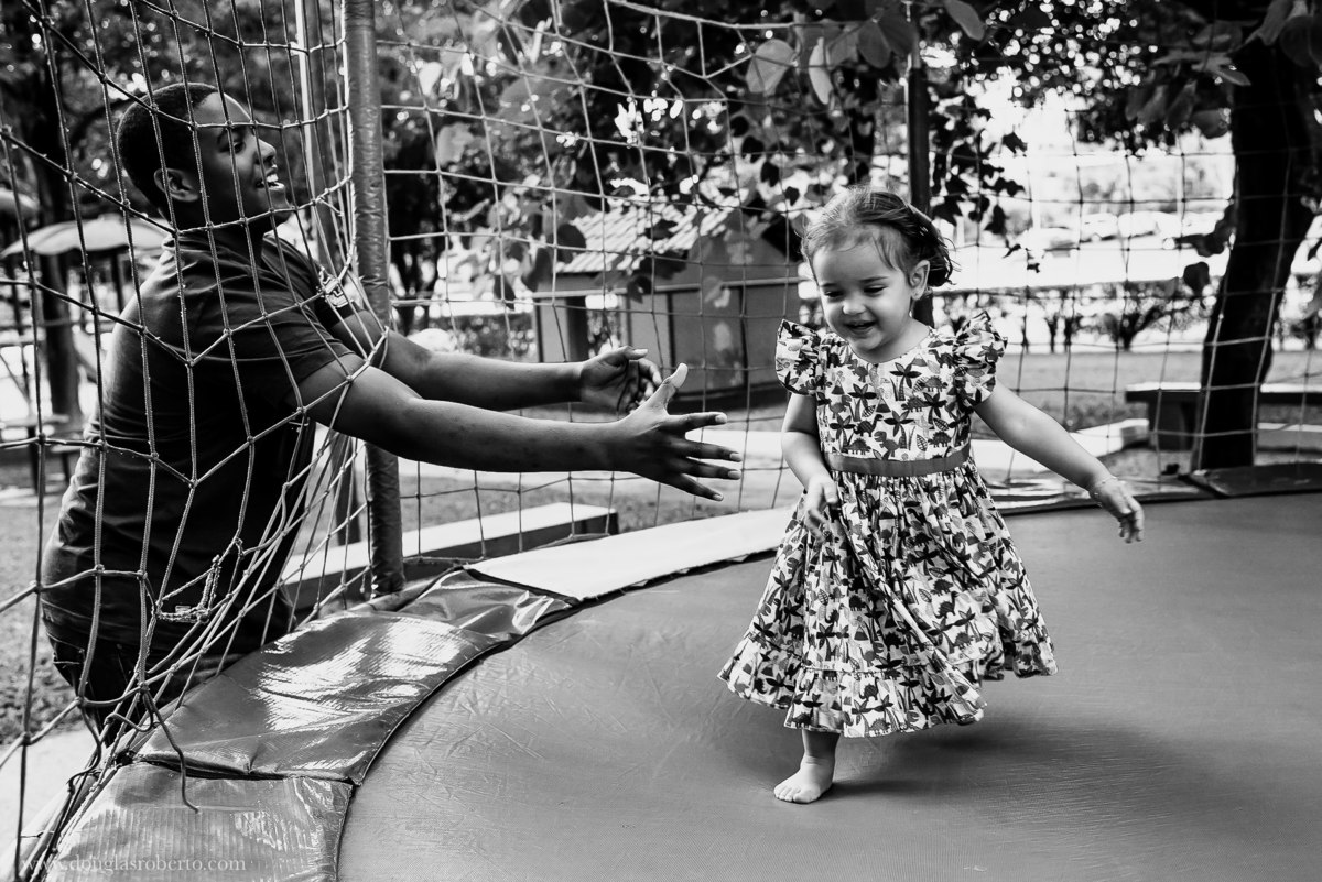 menina brincando no pula pula