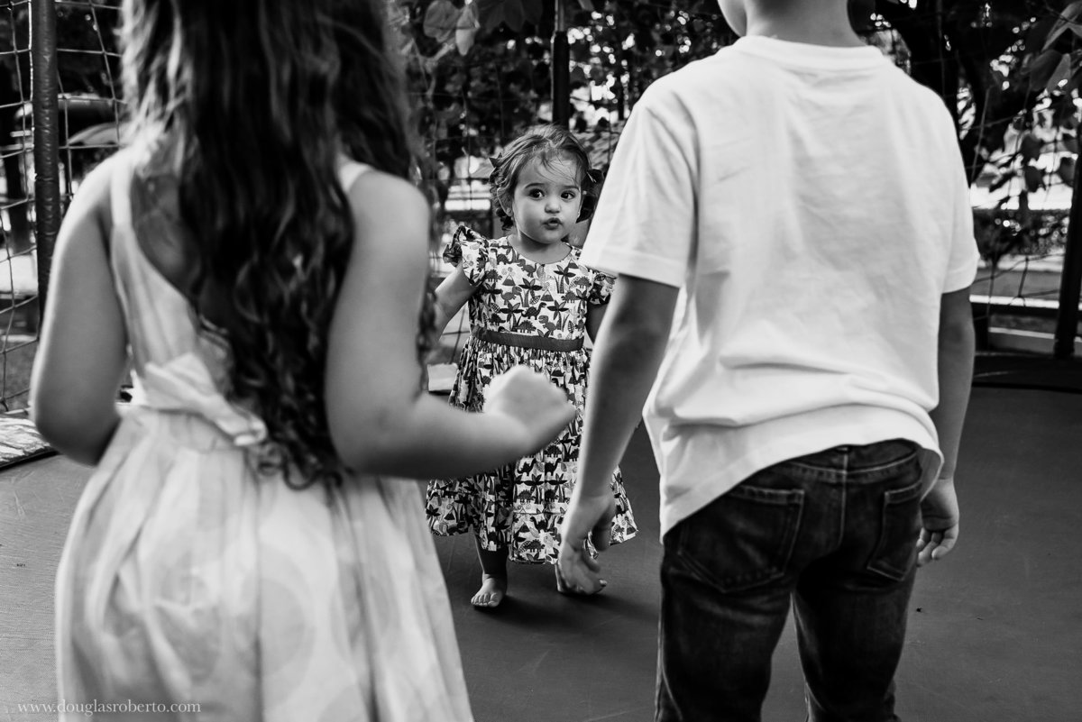 menina brincando no pula pula