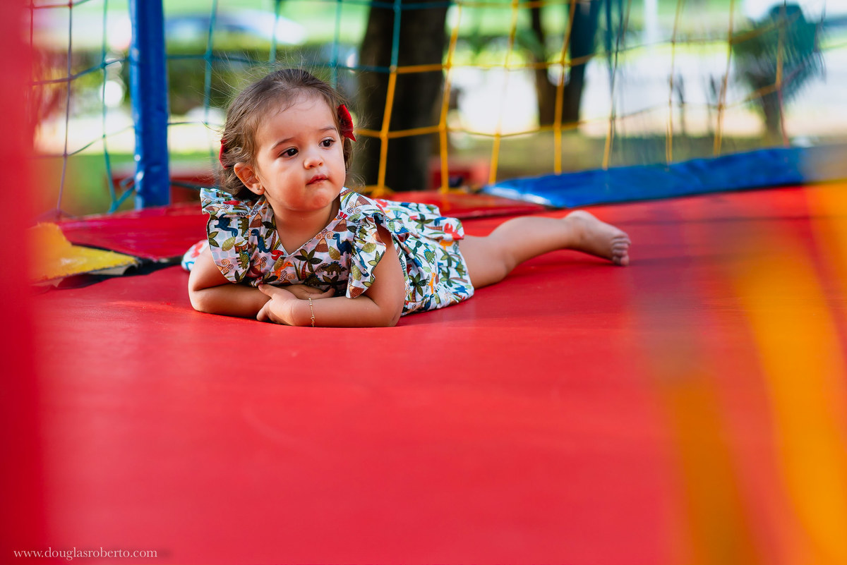 menina brincando no pula pula