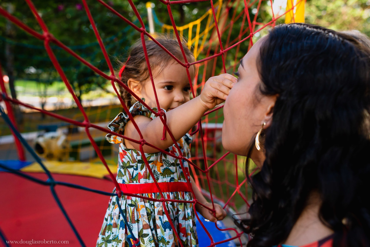 menina brincando no pula pula