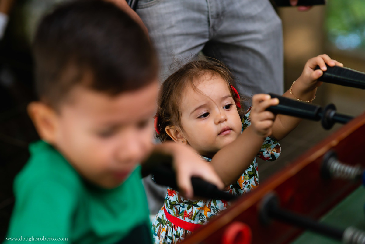 pai brincando com a filha no toto 
