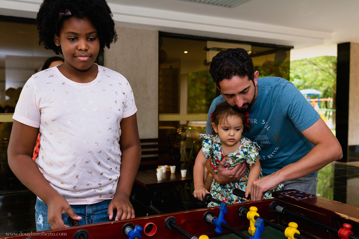pai brincando com a filha no toto 