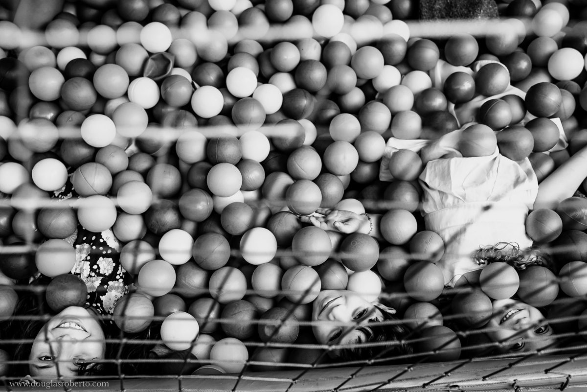 crianças na piscina de bolinhas