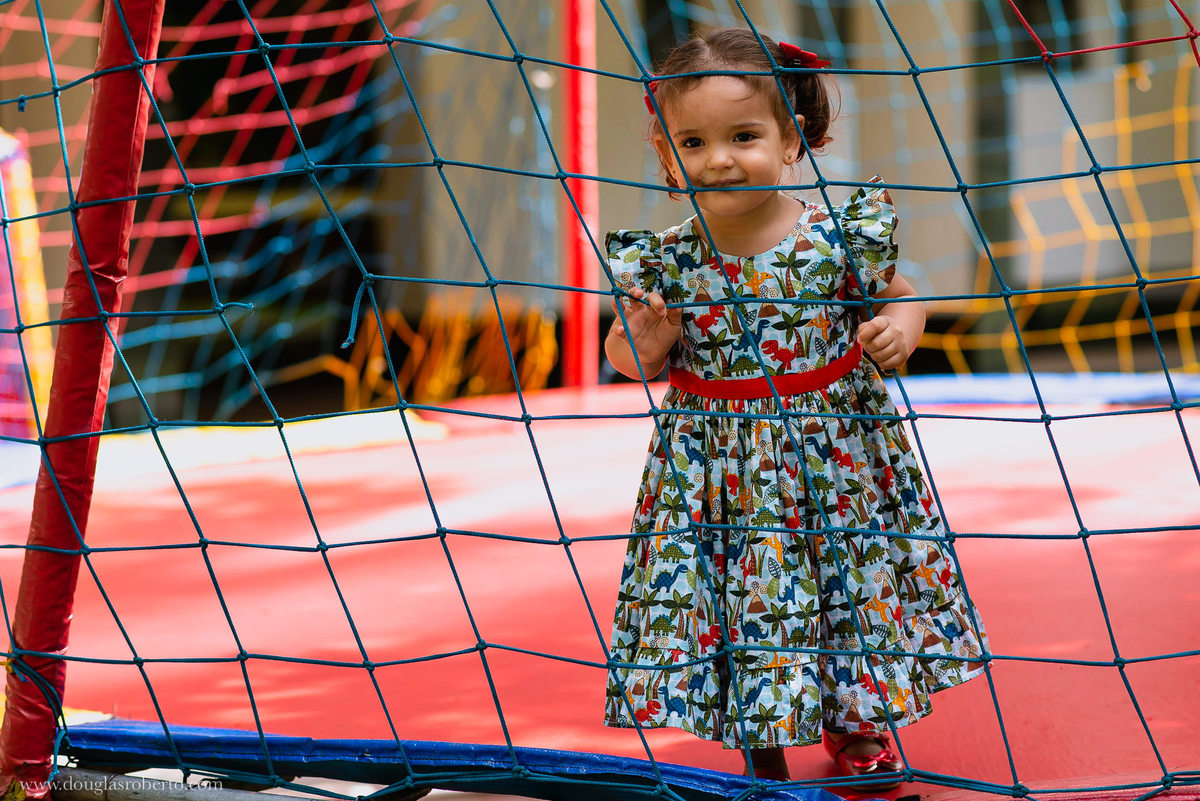 menina brincando no pula pula