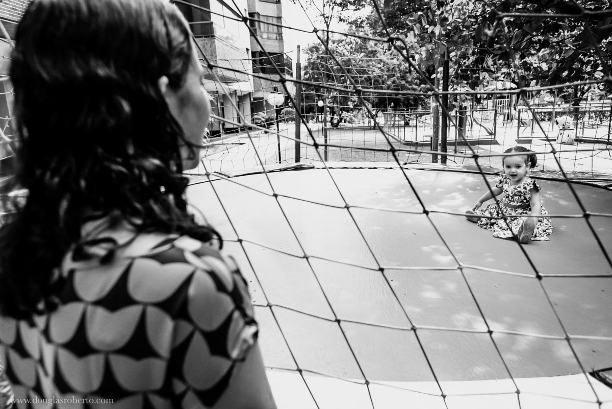 menina brincando no pula pula