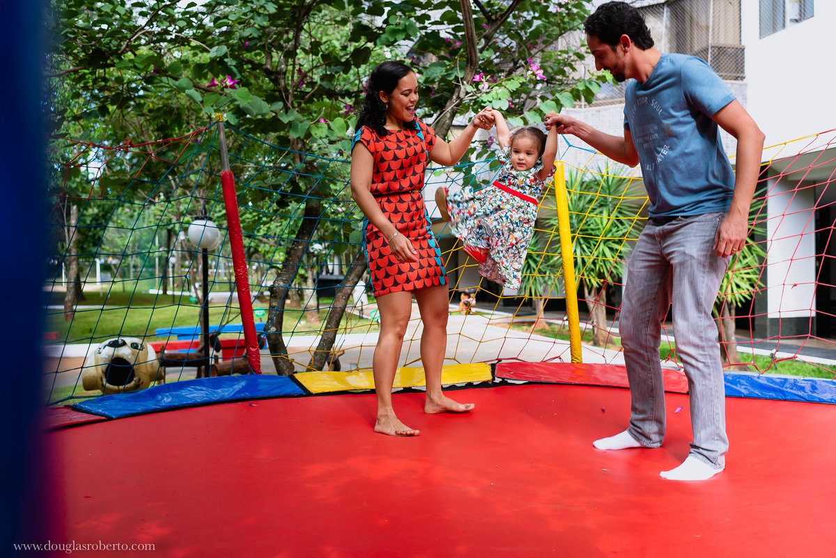 pai brincando com a filha no pula pula