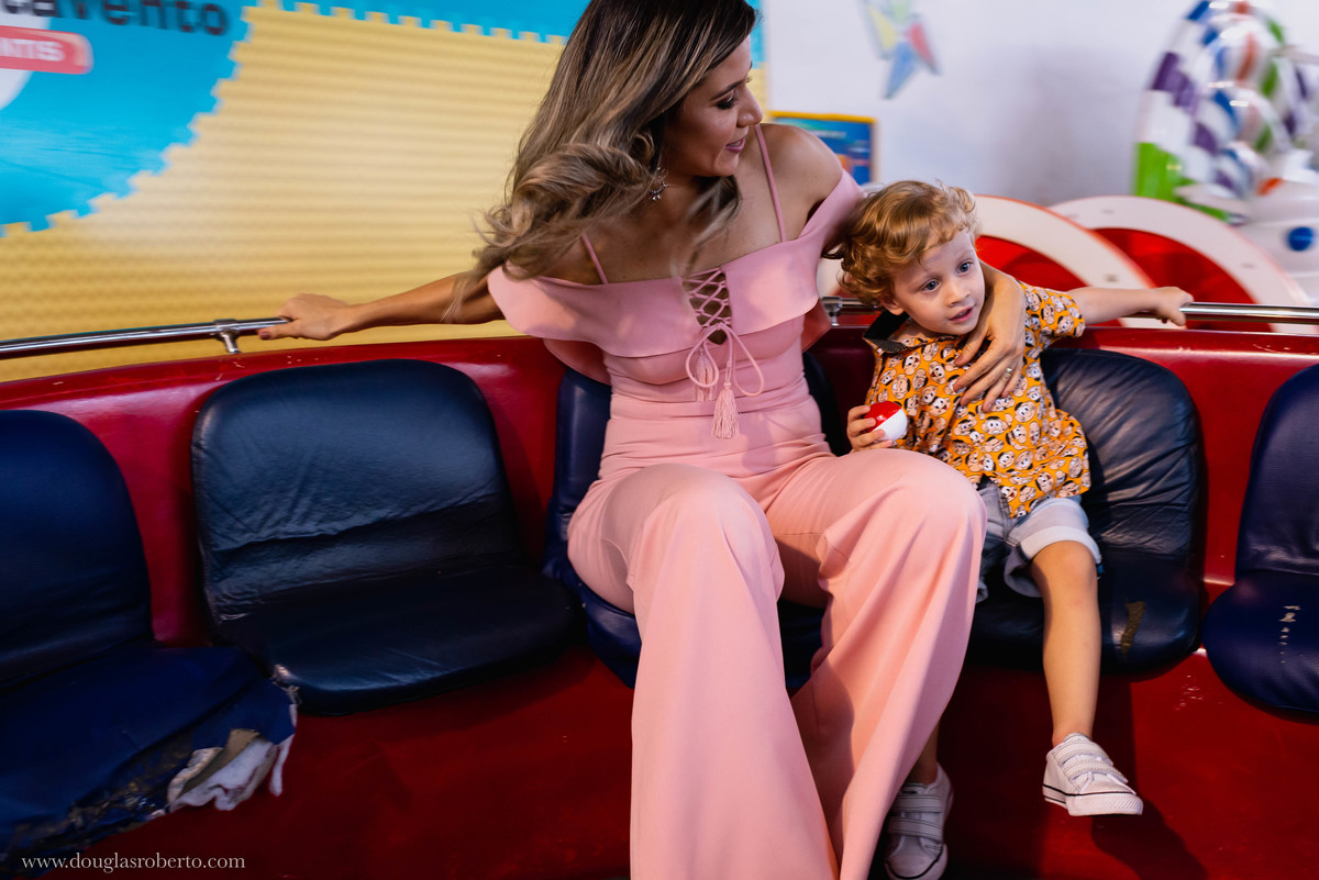 mãe brincando com o filho