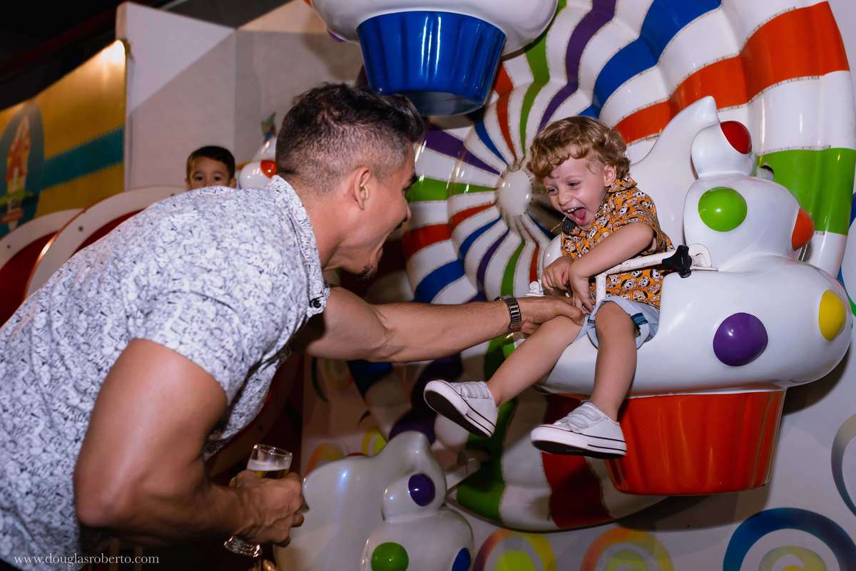 pai brincando com o filho 