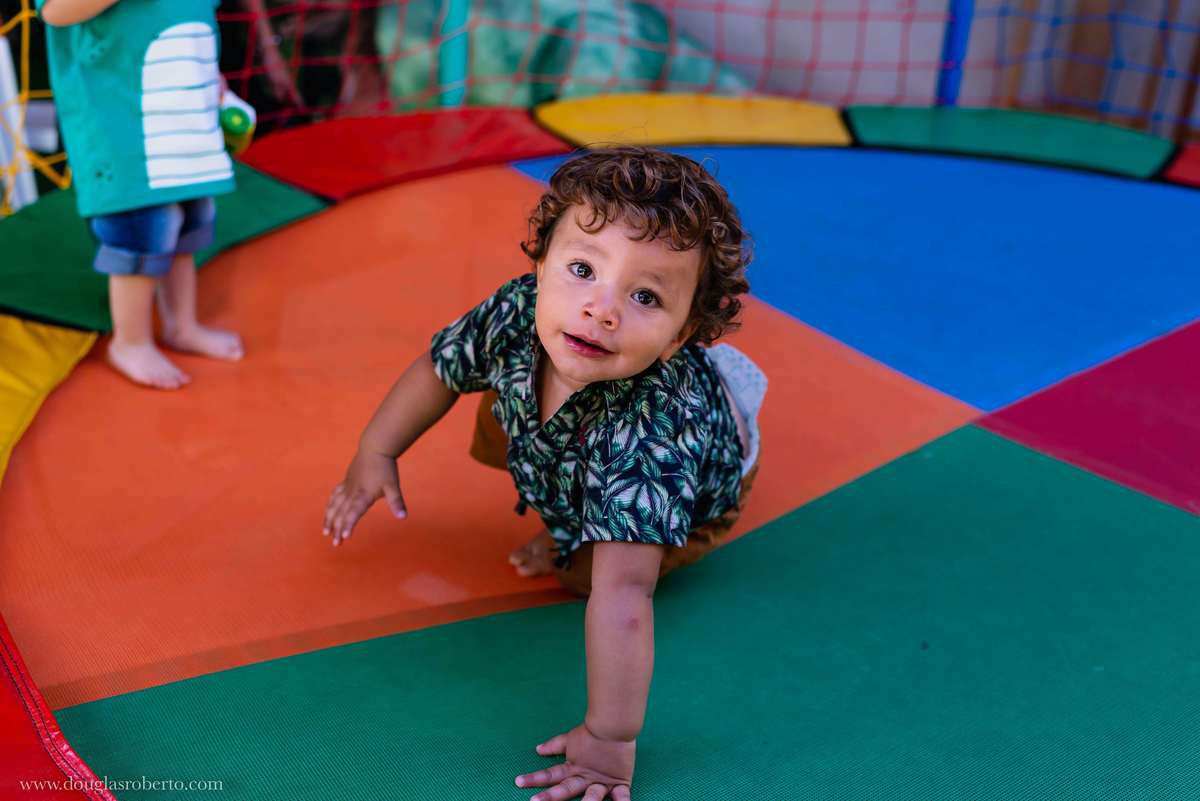 criança brincando no pula pula