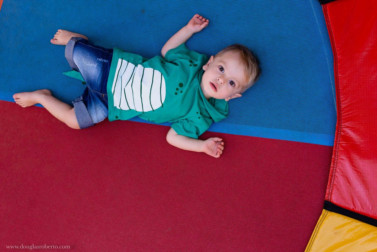 menino brincando no pula pula