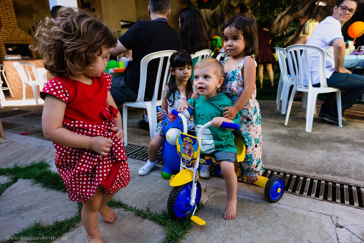 crianças brincando no triciclo
