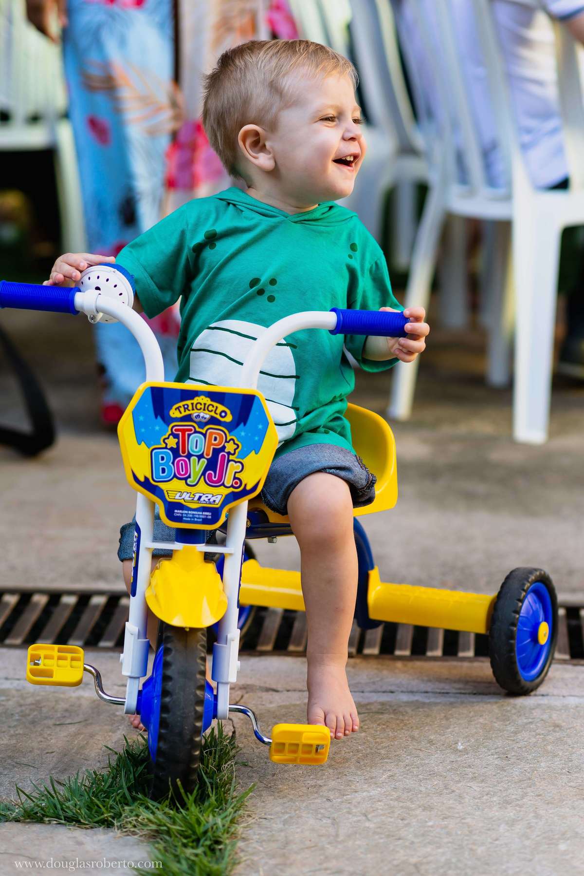 crianças brincando no triciclo