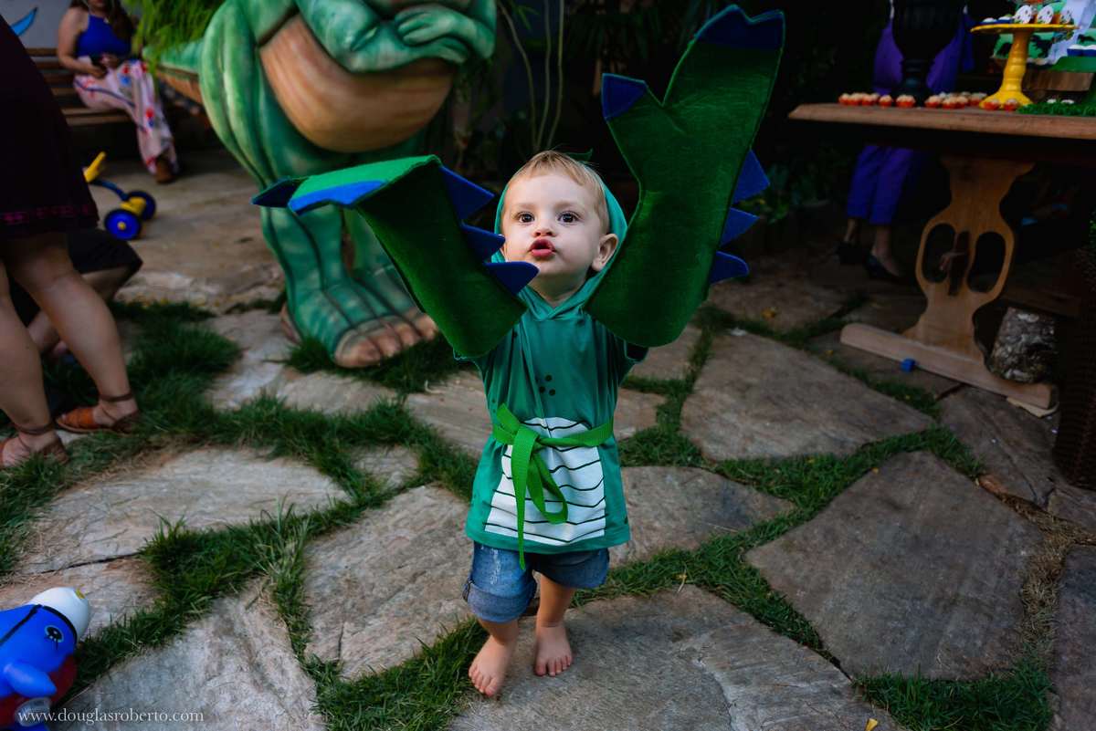 menino brincando de dinossauro