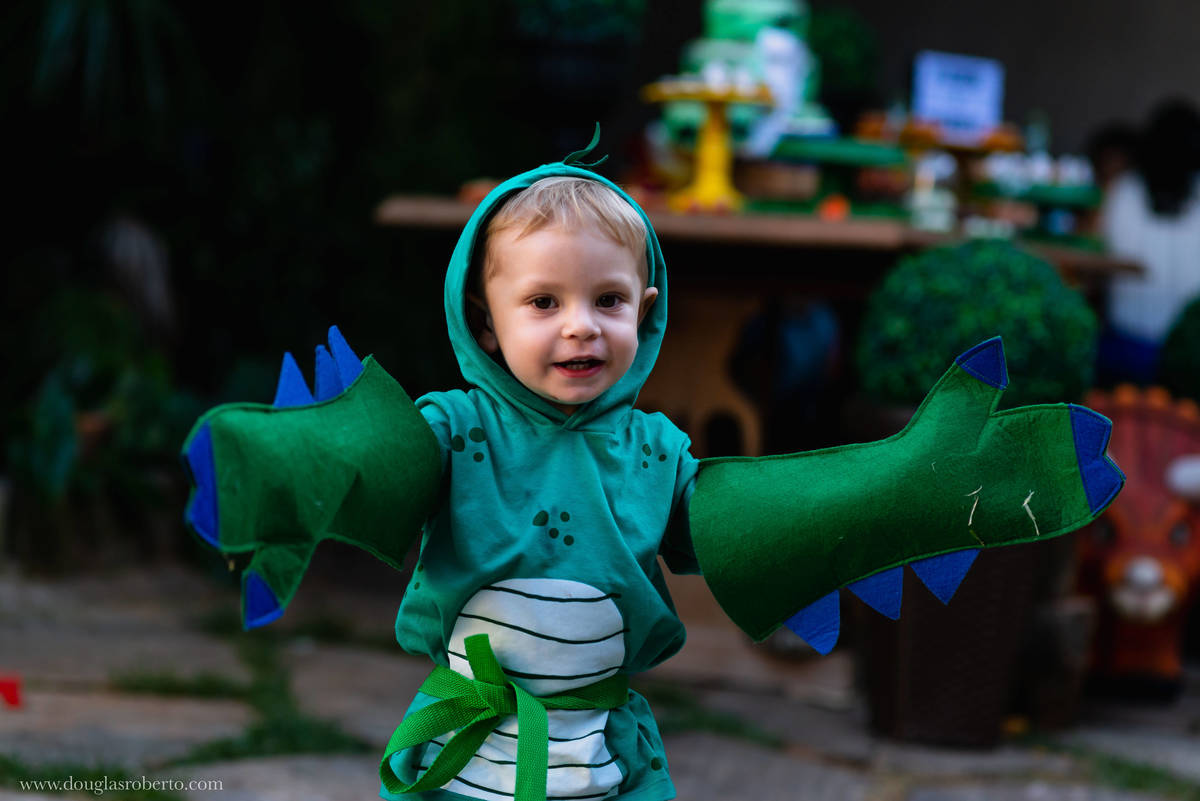menino brincando de dinossauro
