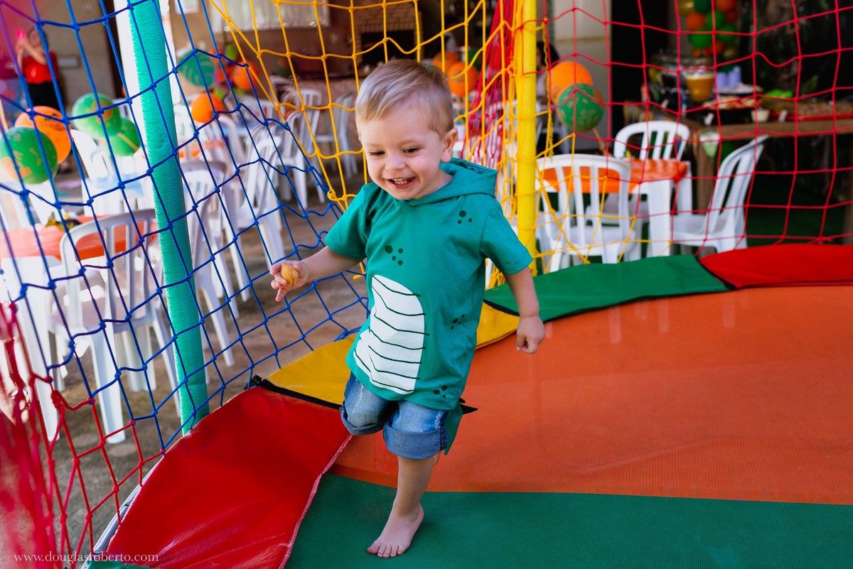 menino brincando no pula pula