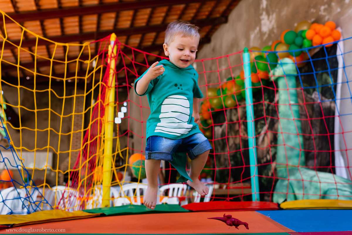 menino brincando no pula pula