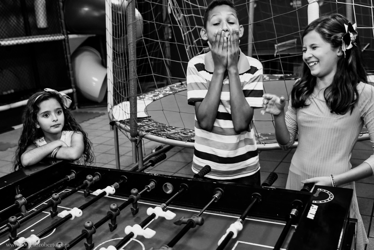 crianças brincando de toto