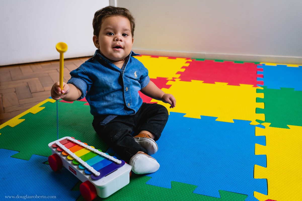 menino brincando de tocar