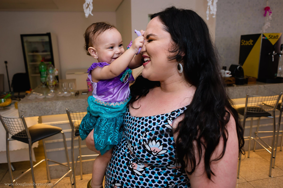 mãe brincando com a filha