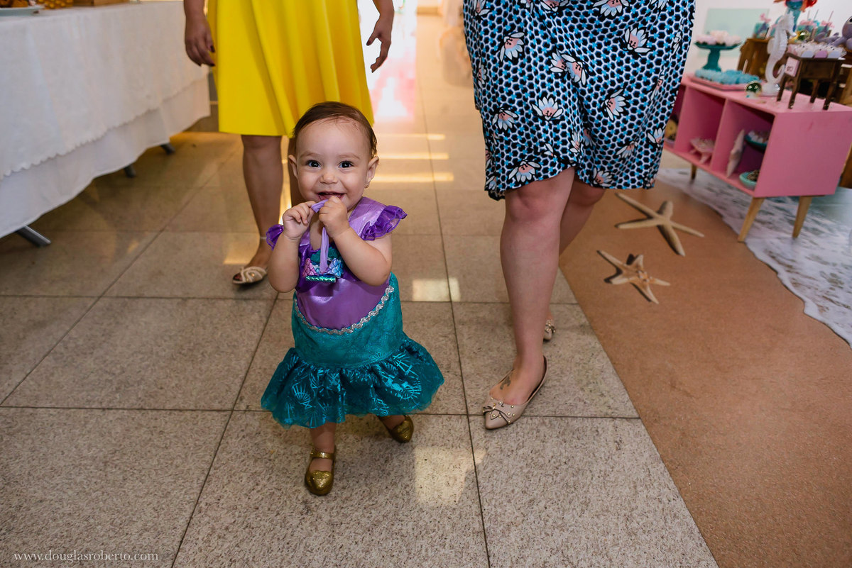 manina de um ano andando