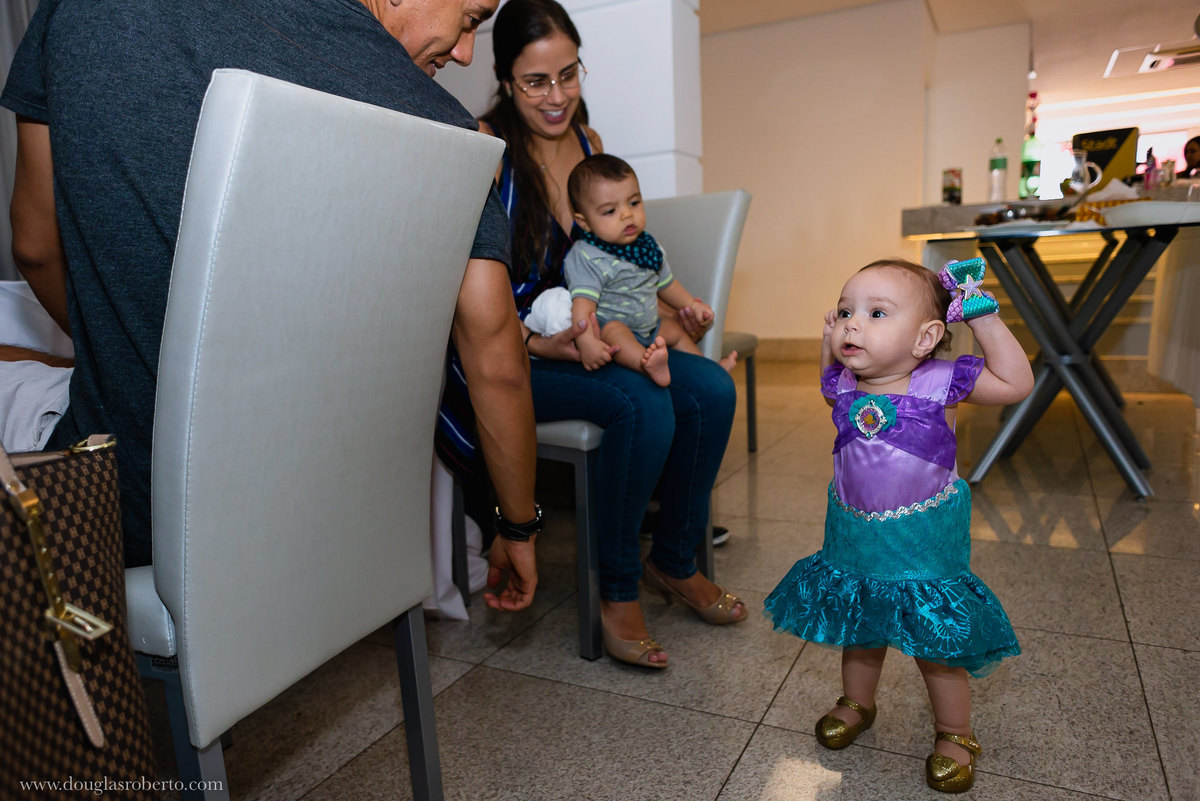 manina de um ano andando