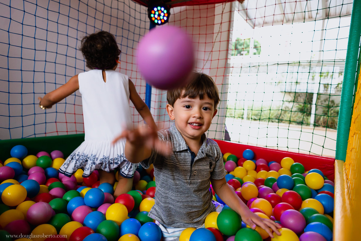 criança brincando na piscina de bolinhas