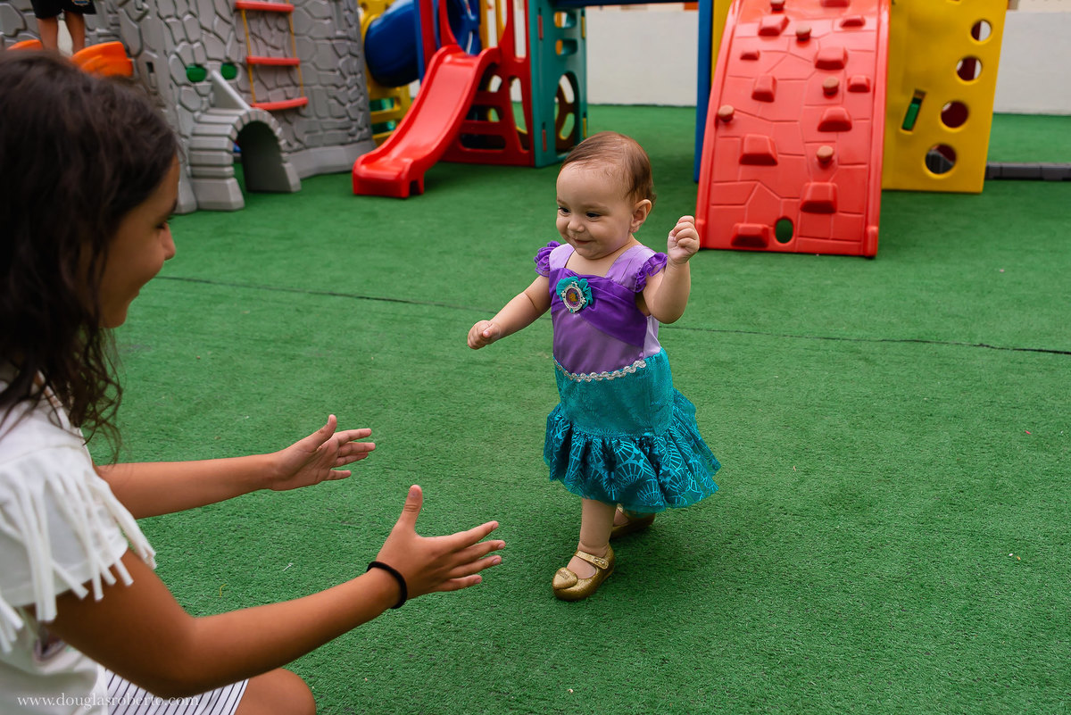 manina de um ano andando