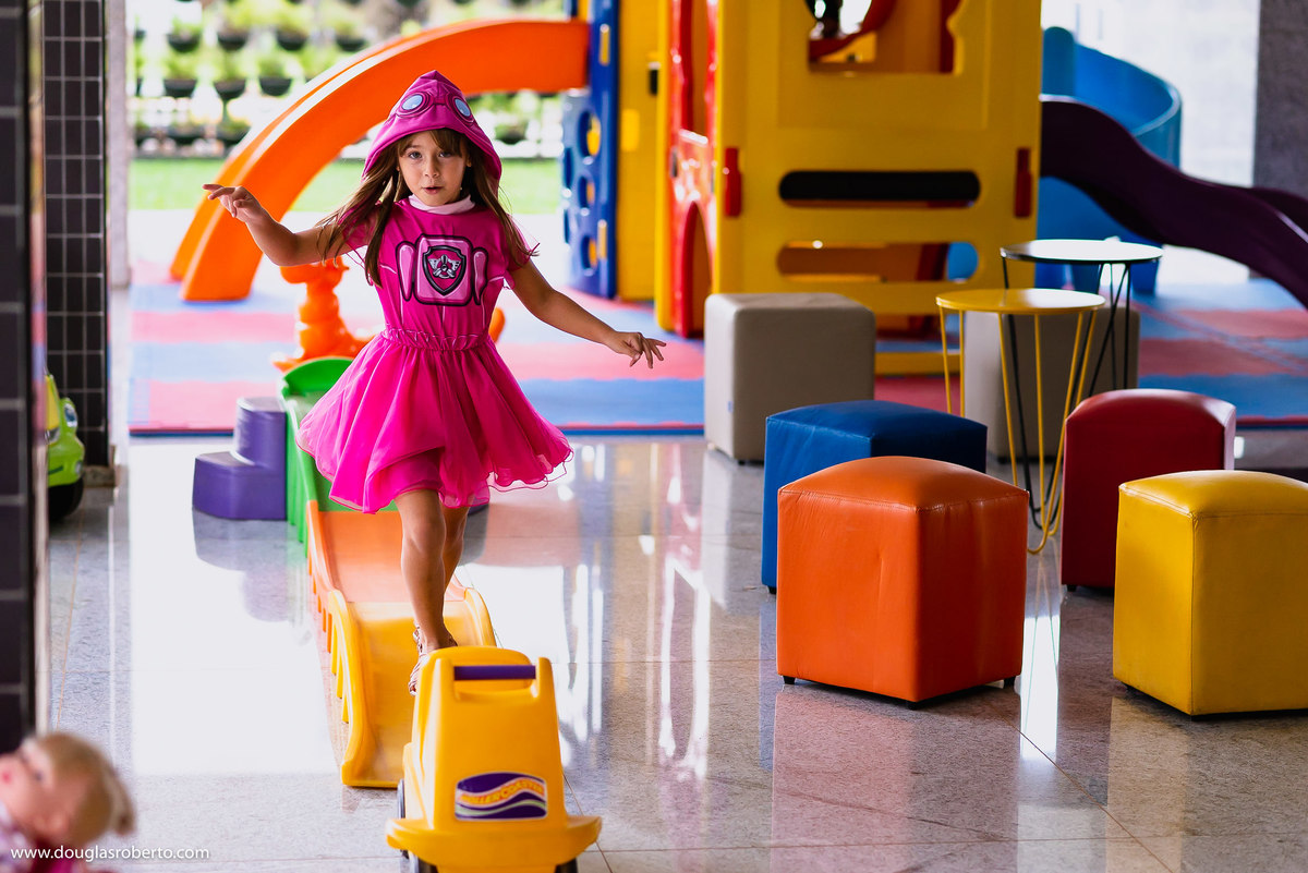 menina com roupa de patrulha canina