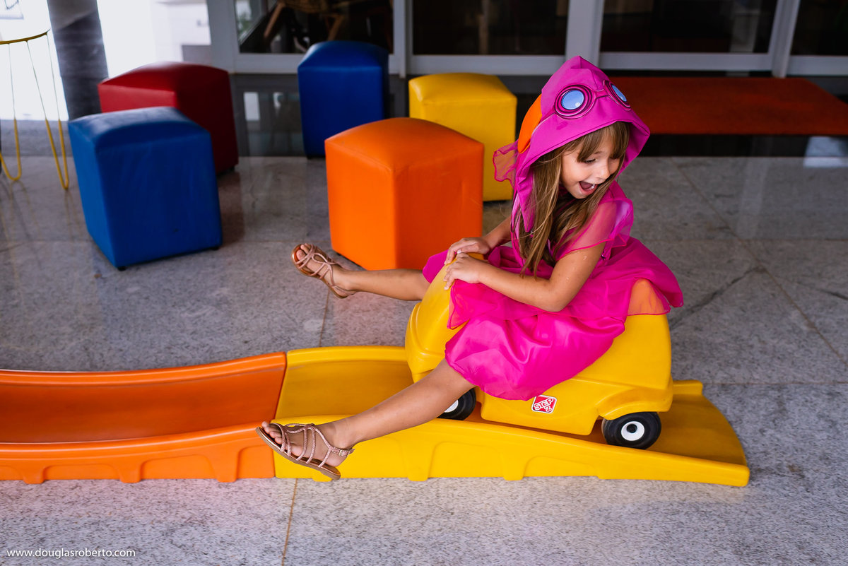 menina brincando no carrinho