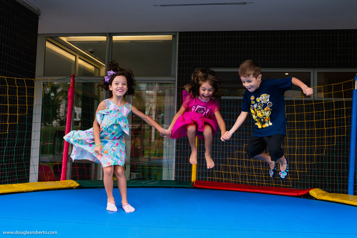 crianças brincando no pula pula