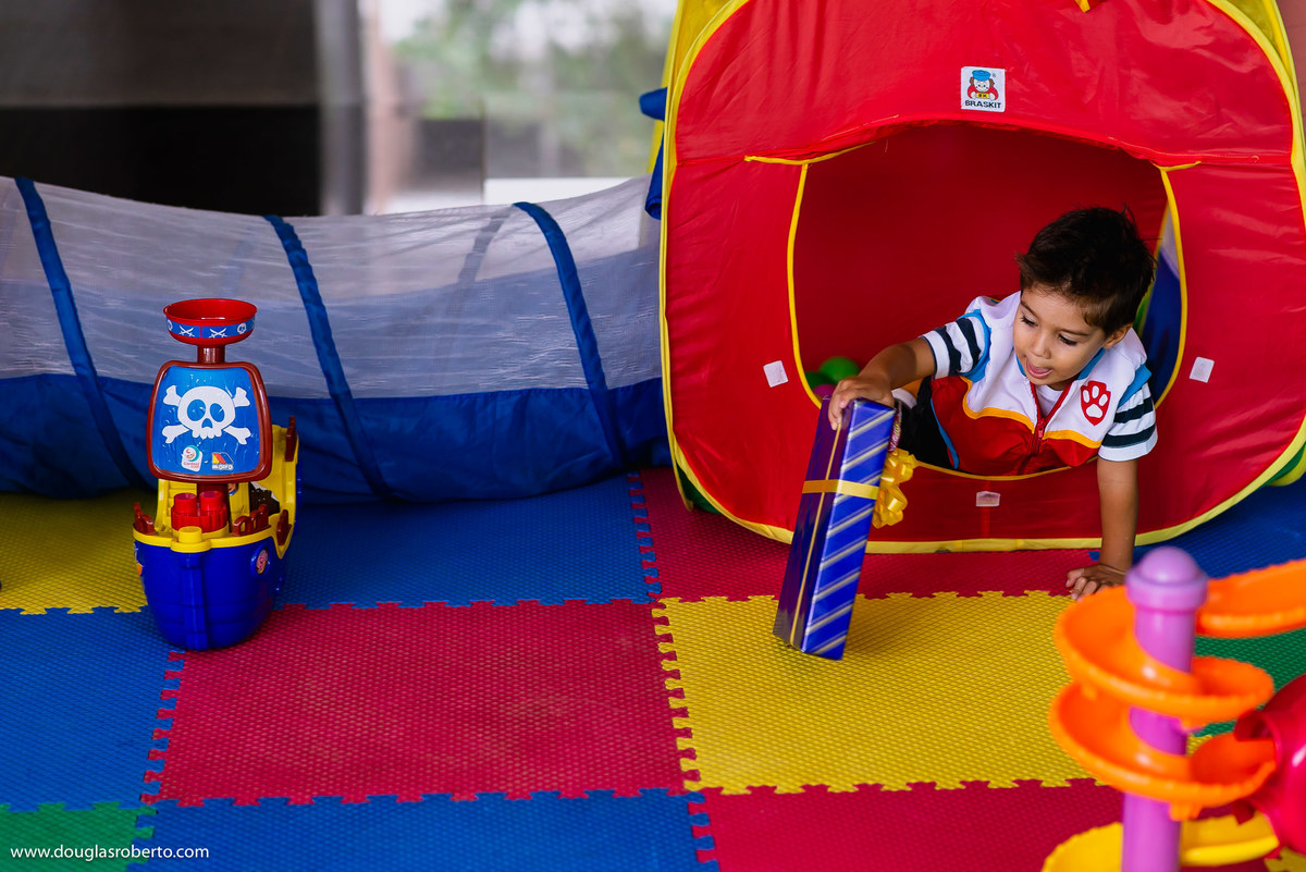menino brincando no circuito de bolinhas
