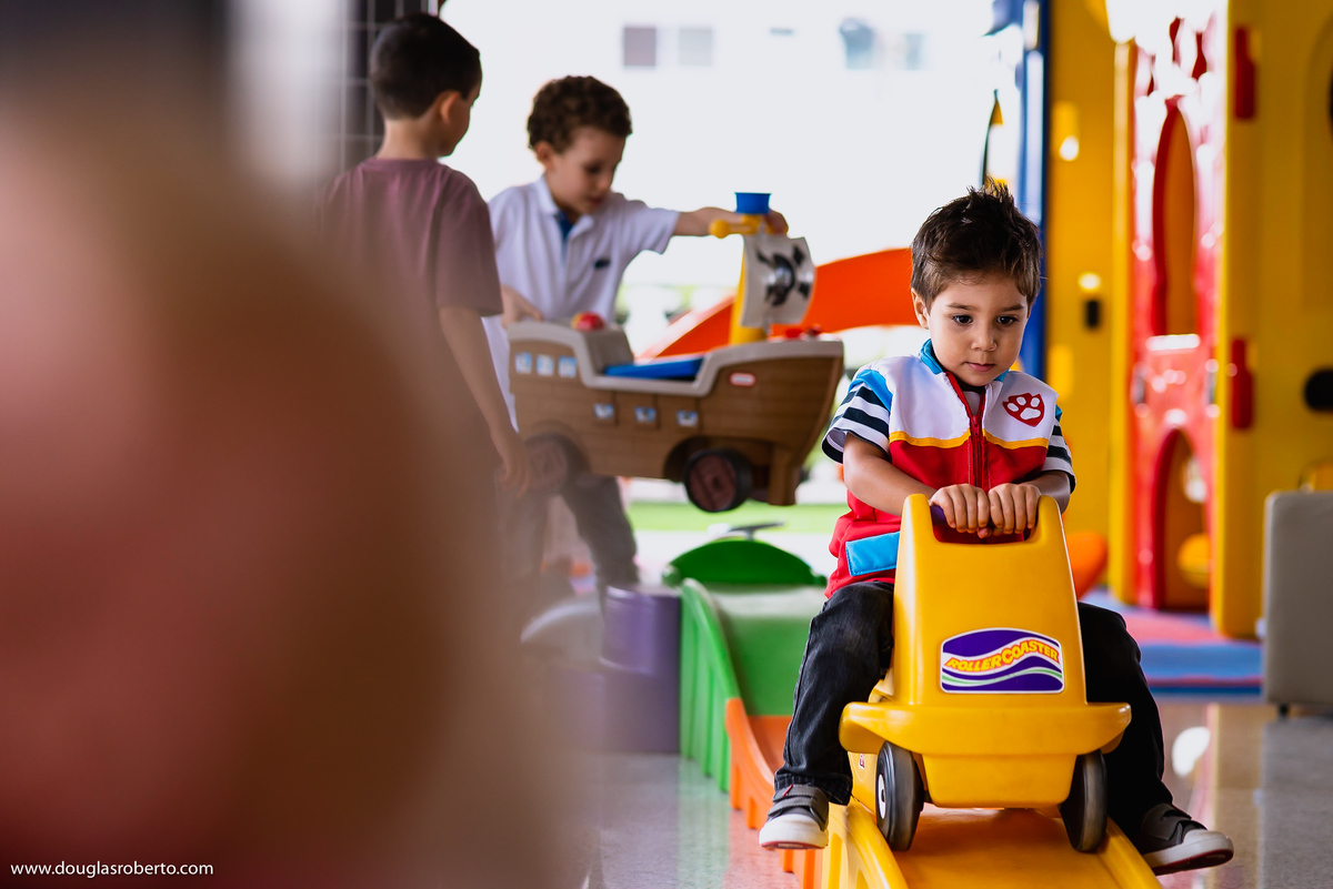 menino brincando no carrinho