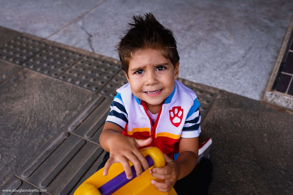 menino com a roupa de patrulha canina