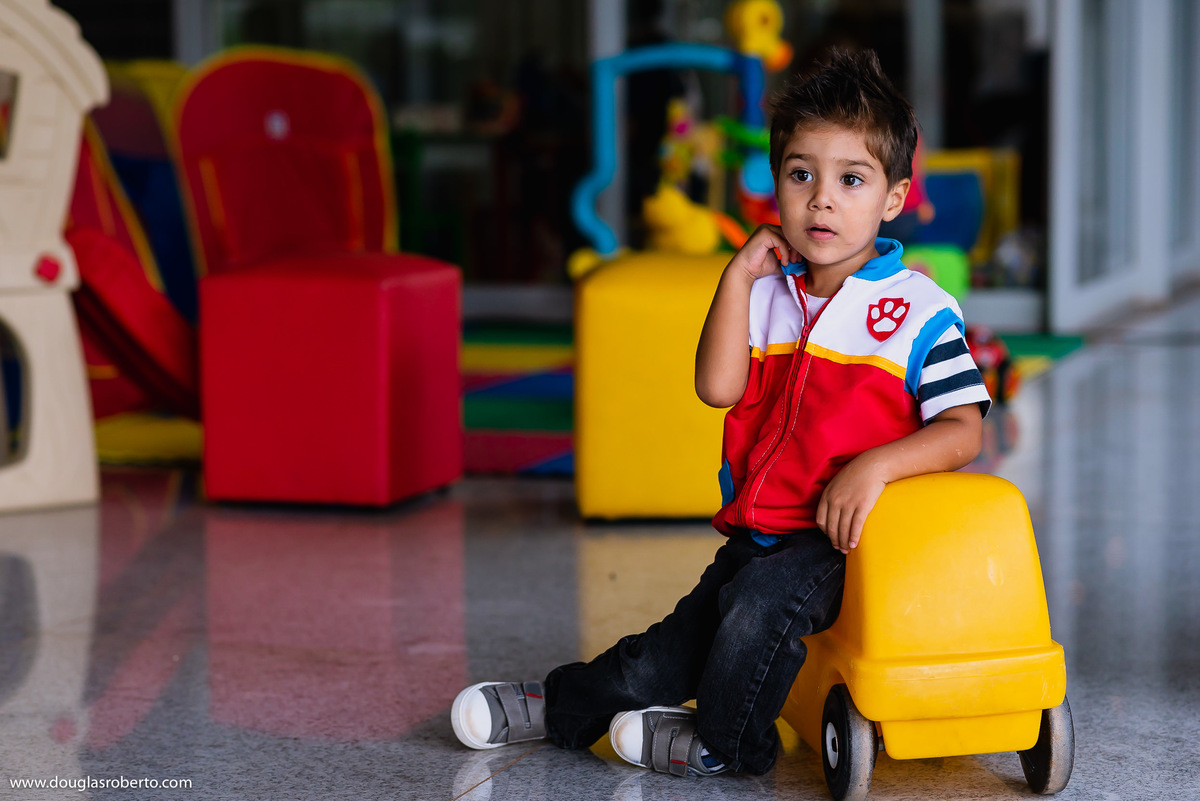 menino com a roupa de patrulha canina