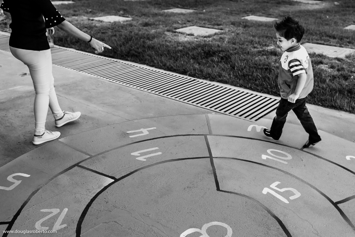 menino brincando de rodar