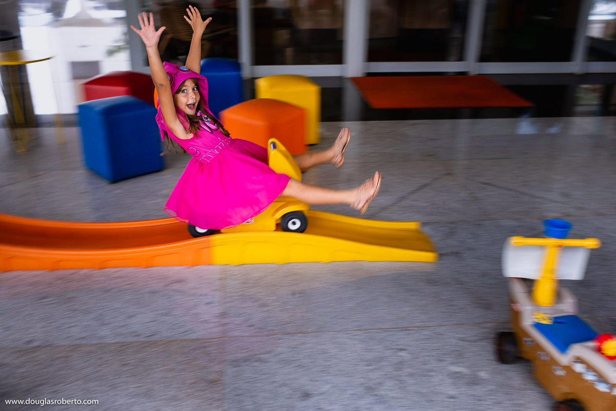 menina brincando no carrinho