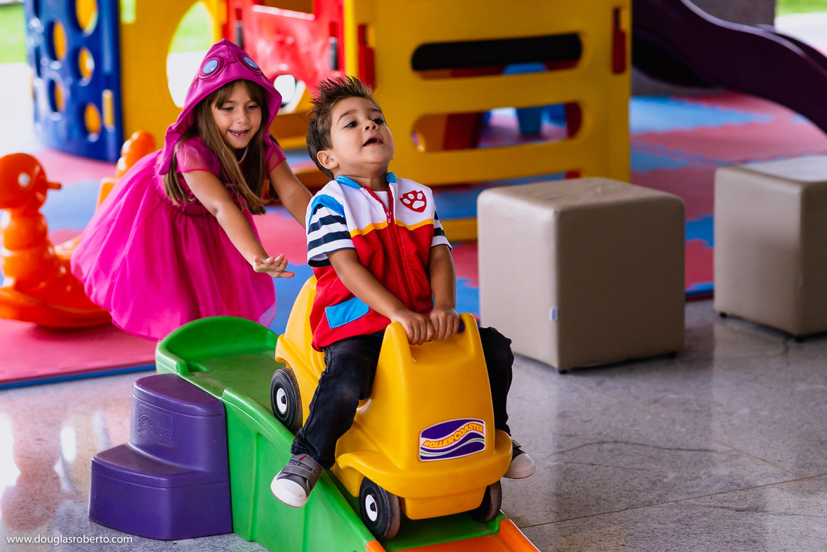 irmão brincando no carrinho