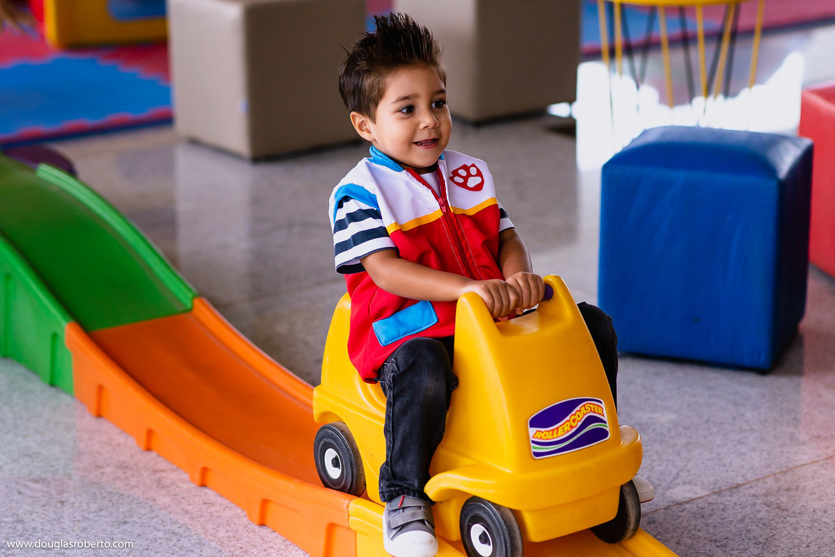 menino brincando no carrinho