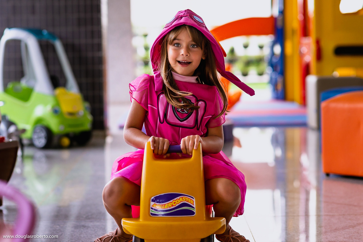 menina brincando no carrinho