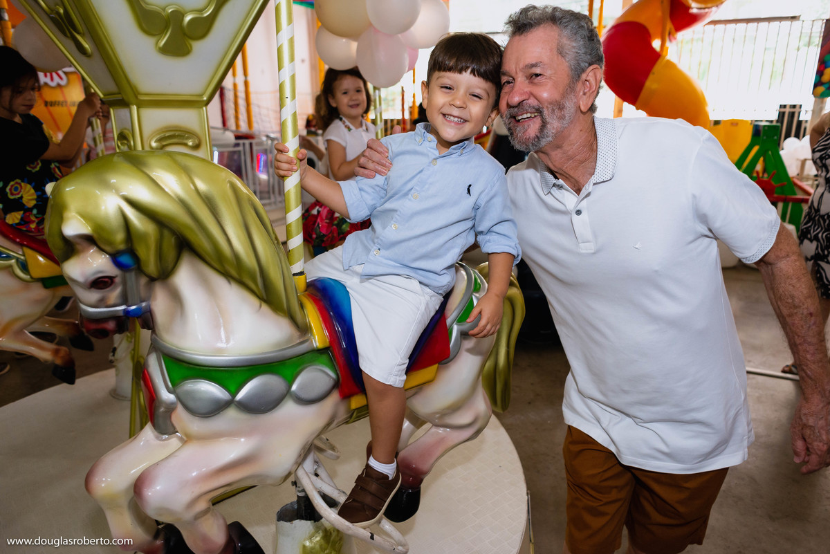 neto brincando com o avo