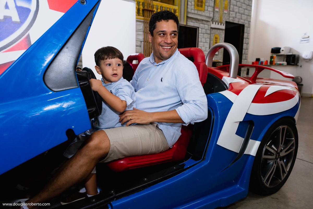 pai e filho brincando no carro