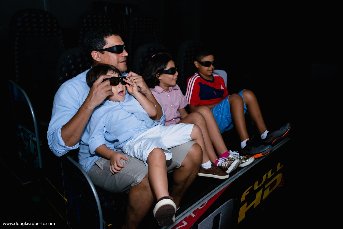 crianças vendo filme de terro