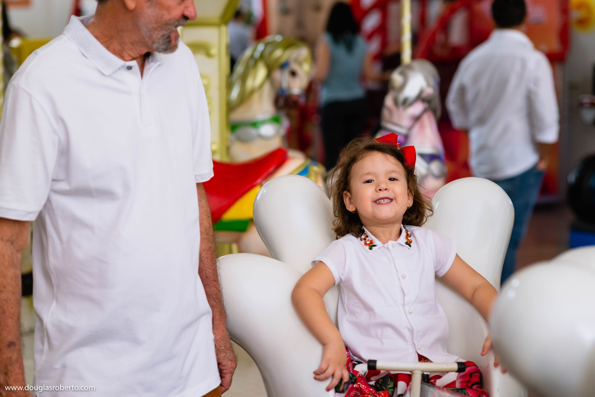 neta brincando com o avo 