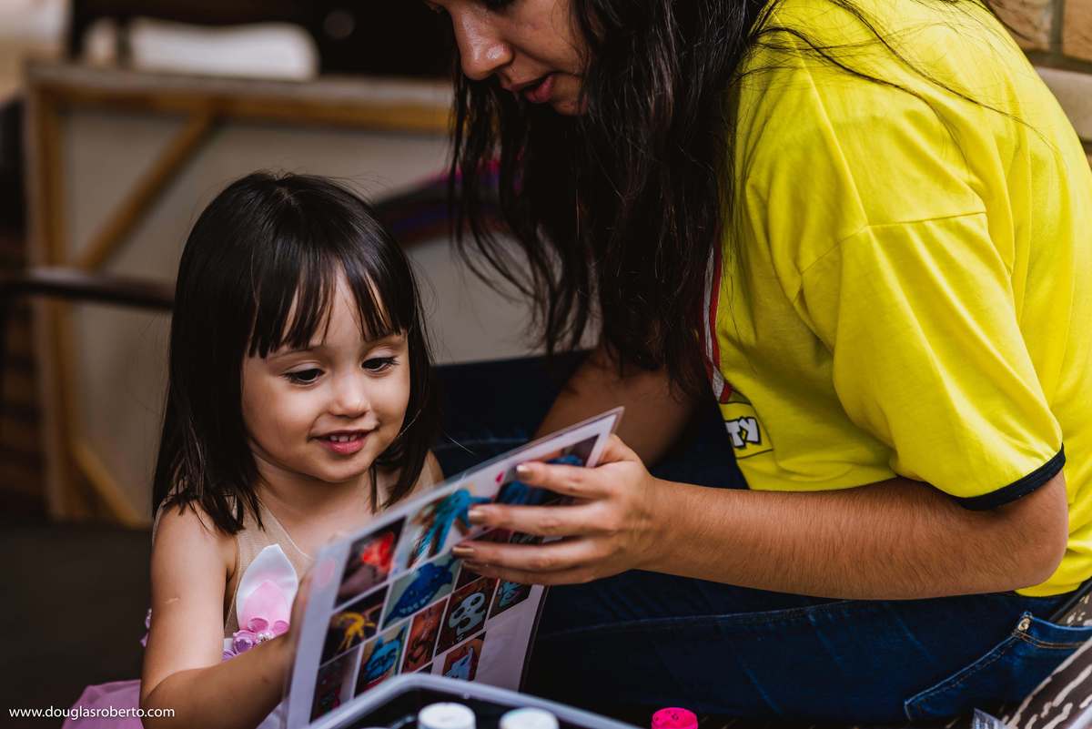 menina fazendo pintura de rosto