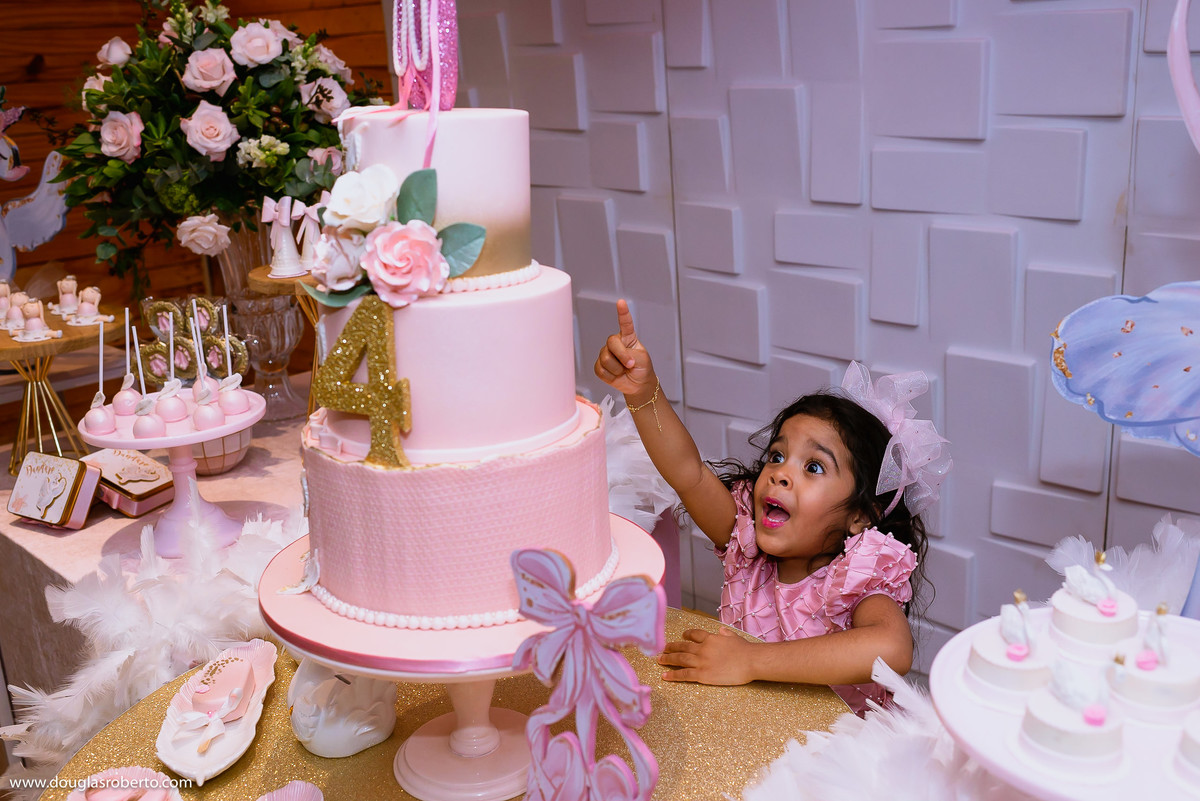 pegando o bolo de aniversário